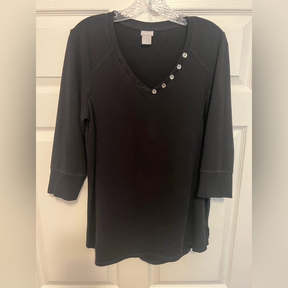 Chicos Zenergy V neck, 5 Silver Button Decoration, 3/4 sleeve, knit top / shirt.